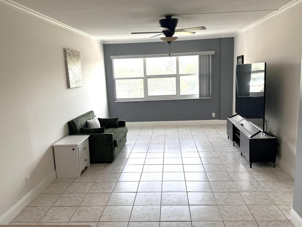 2555 Ne 11th Street - Photo 1