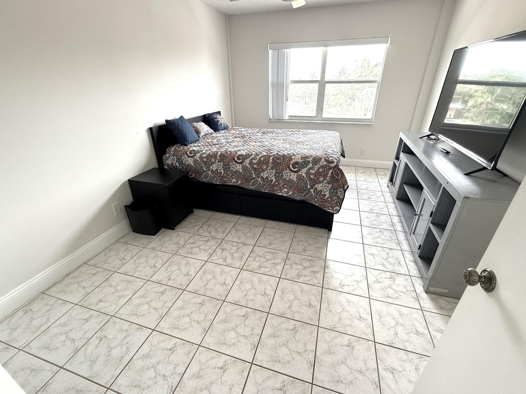 2555 Ne 11th Street - Photo 5