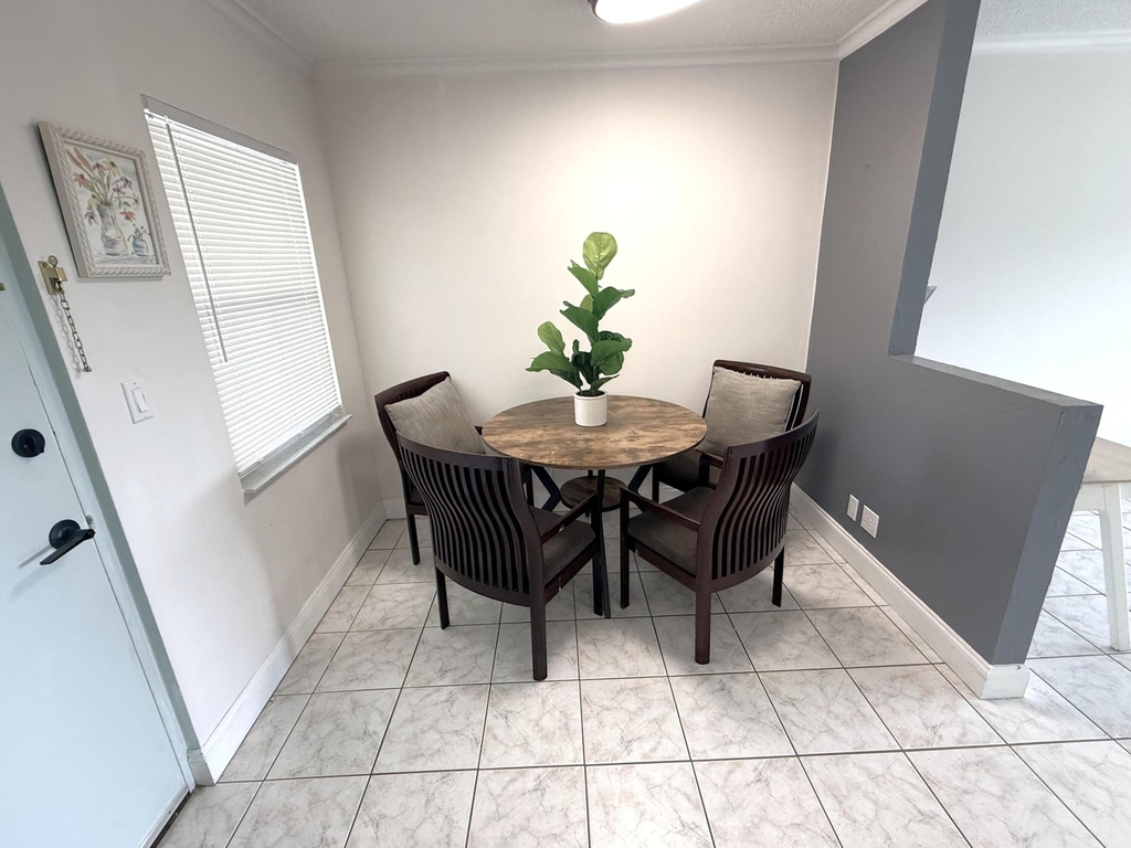 2555 Ne 11th Street - Photo 3