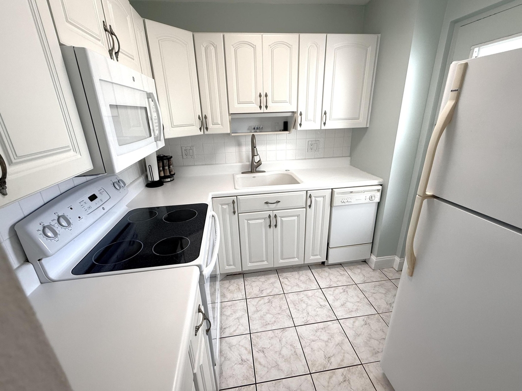 2555 Ne 11th Street - Photo 2
