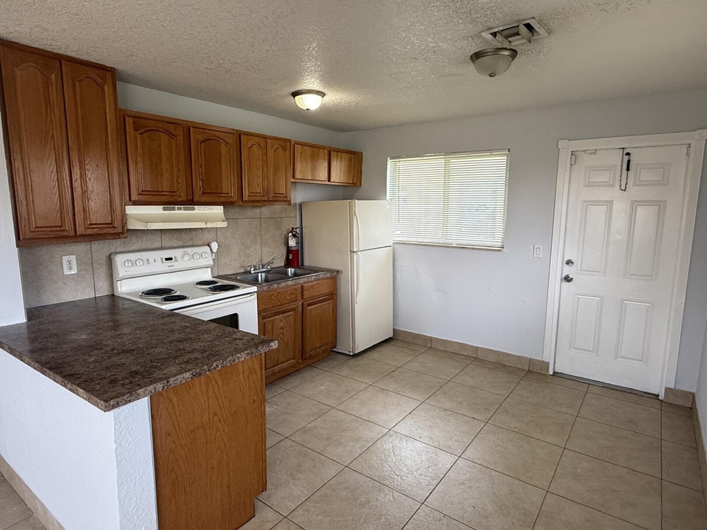 2820 Avenue S - Photo 2