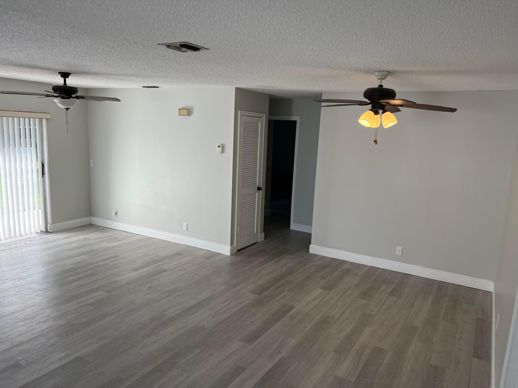 2222 Ne 3rd Avenue - Photo 3
