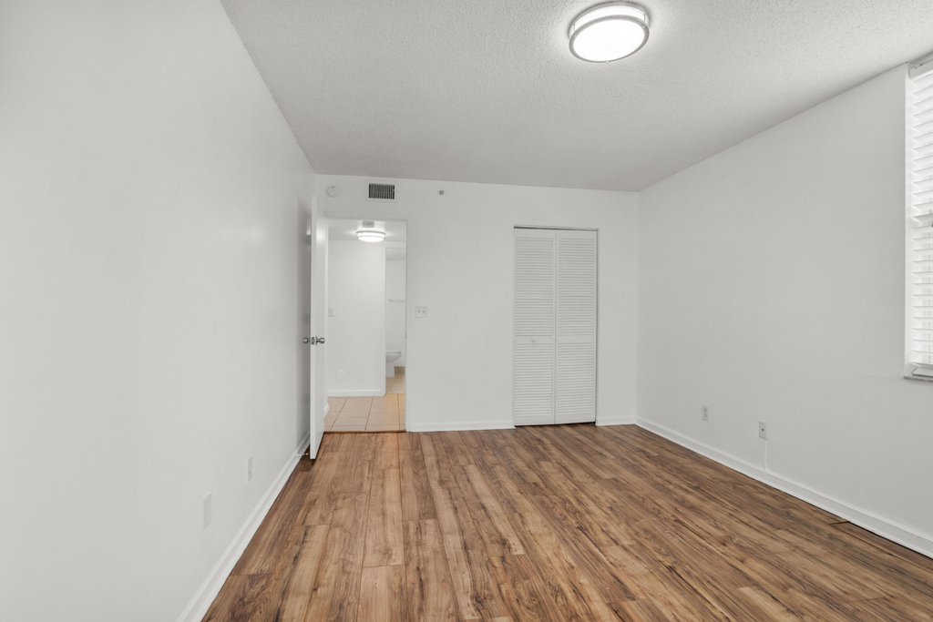 1341 Se 3rd Avenue - Photo 8