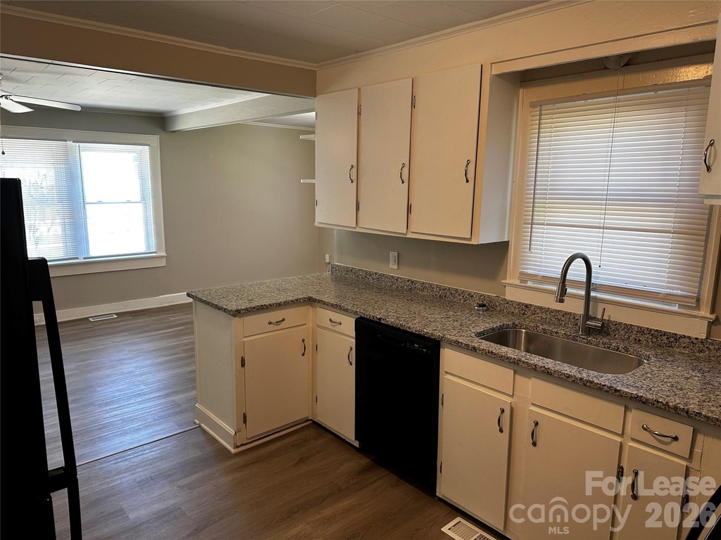 603 Robbins Street - Photo 9