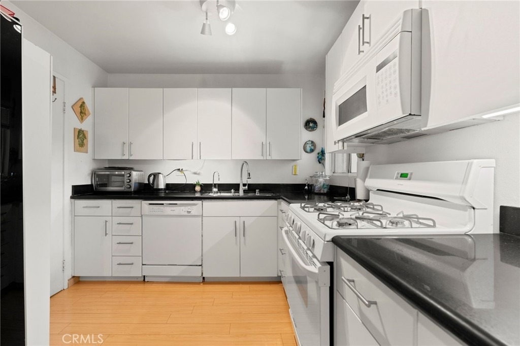 18350 Hatteras Street - Photo 8
