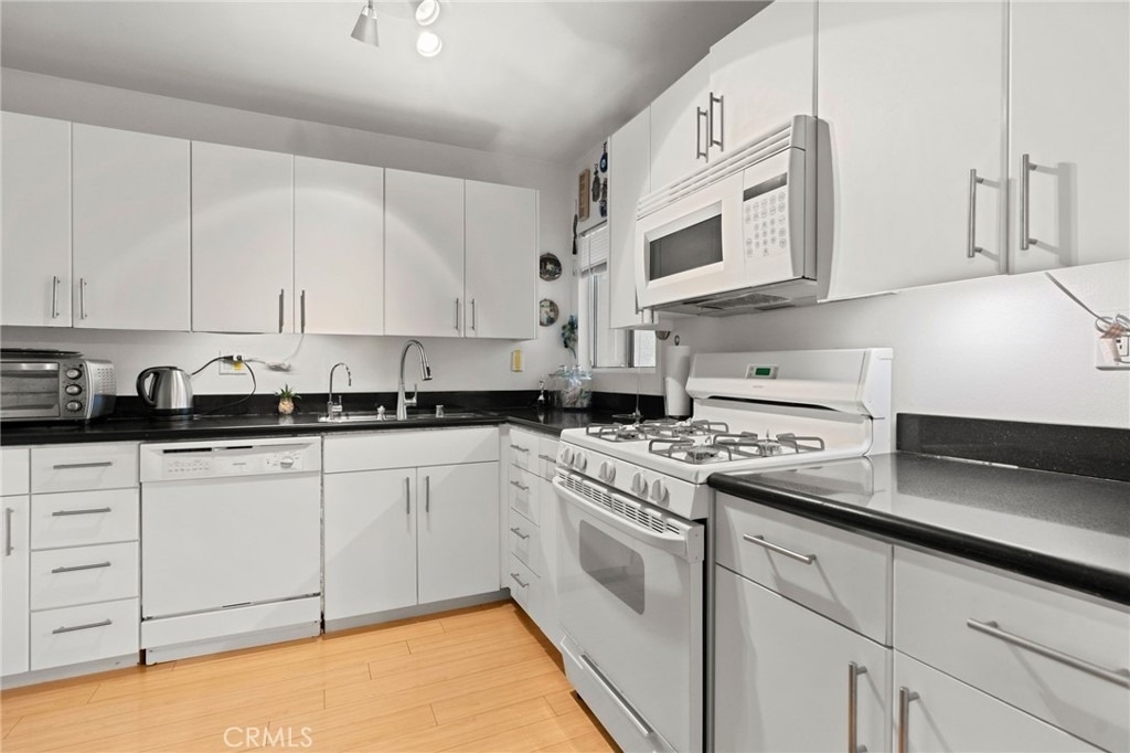 18350 Hatteras Street - Photo 6