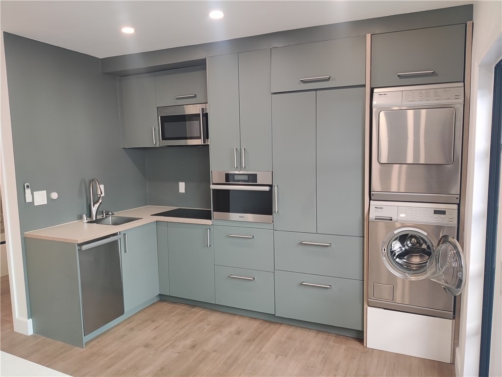 2618 S Bentley Avenue - Photo 2