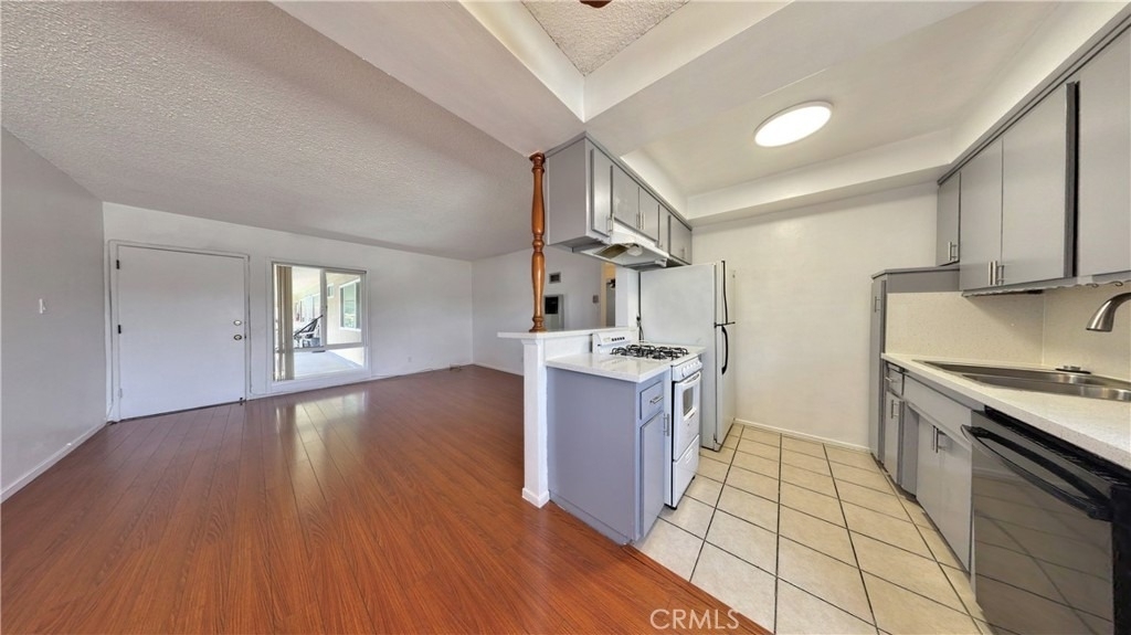 1208 S Marengo Ave - Photo 3