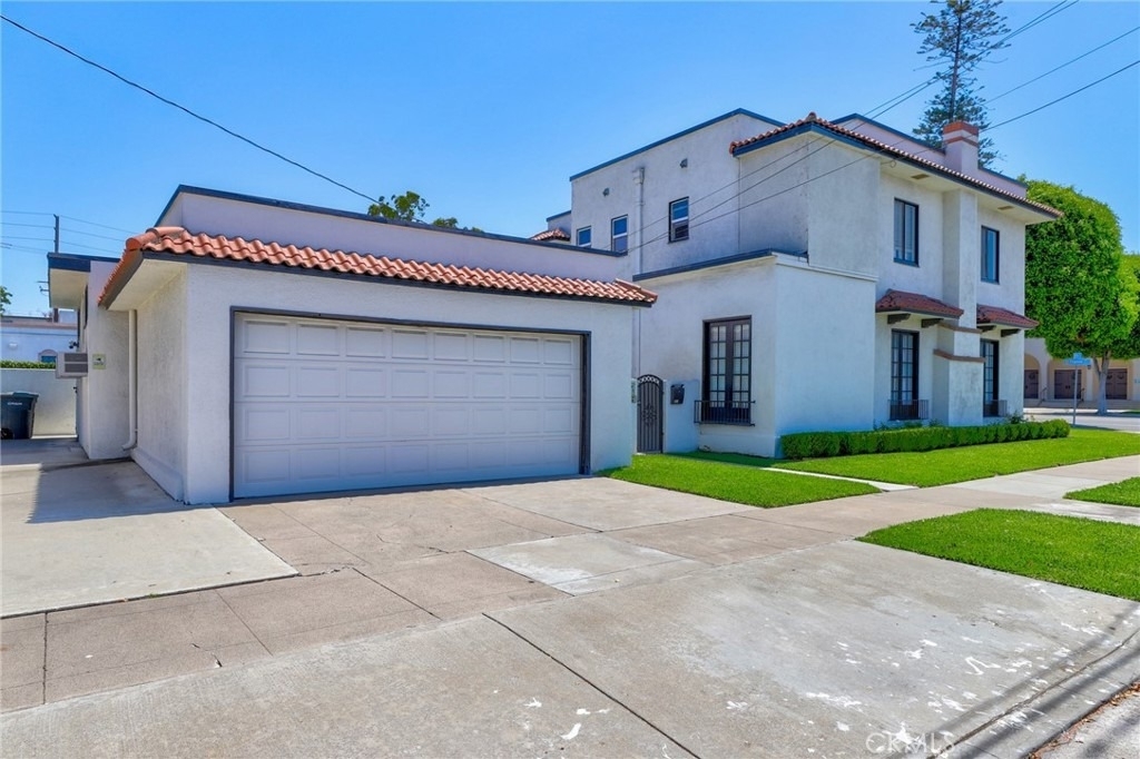 811 E Chapman - Photo 2