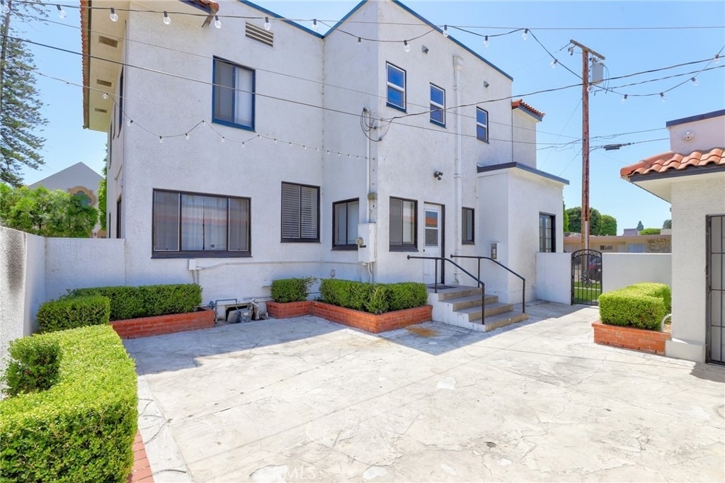 811 E Chapman - Photo 3