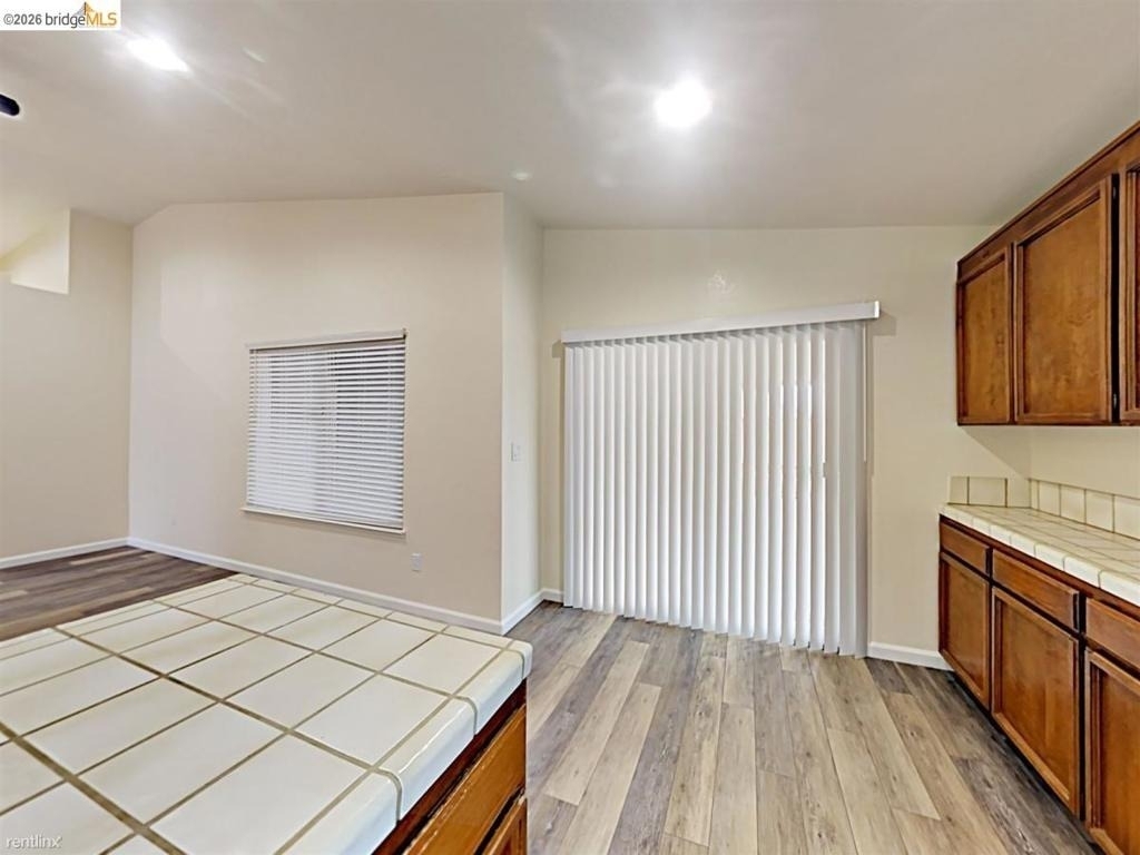 1740 Gateway Dr - Photo 2