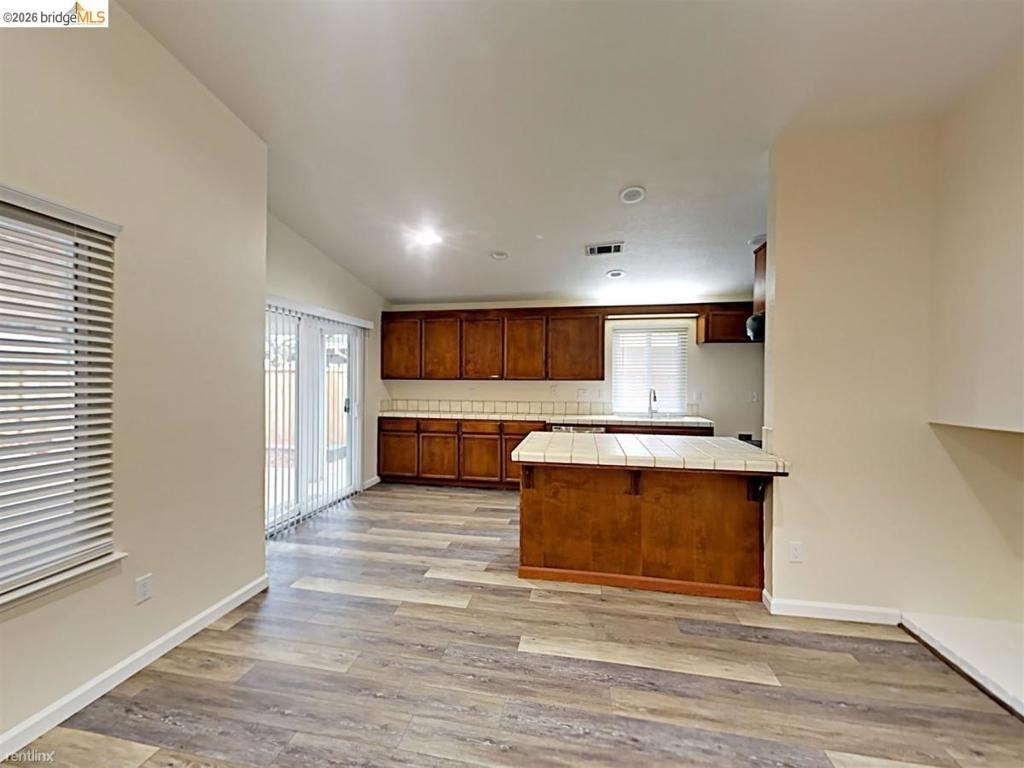 1740 Gateway Dr - Photo 3
