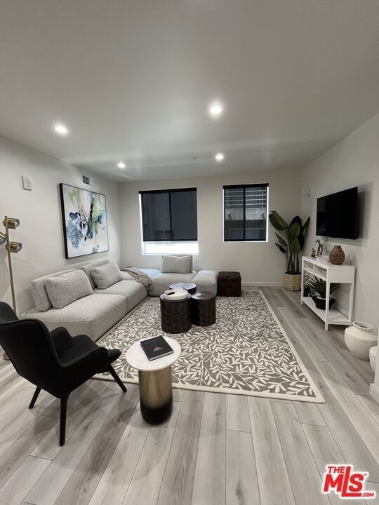 124 S Croft Avenue - Photo 2