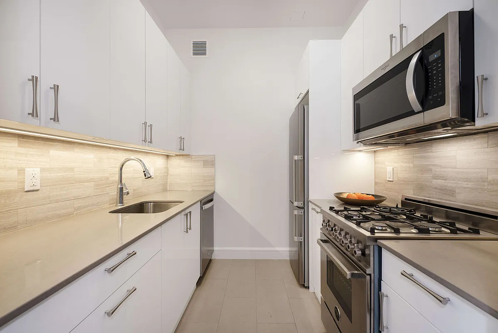 110 Greenwich Street - Photo 2