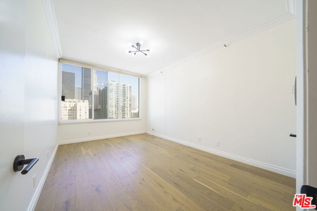 600 W 9th Street - Photo 8