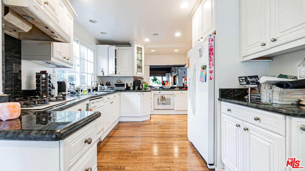 863 Manning Avenue - Photo 9