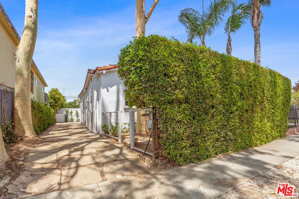 643 Vernon Avenue - Photo 2