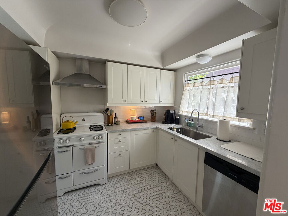 643 Vernon Avenue - Photo 11