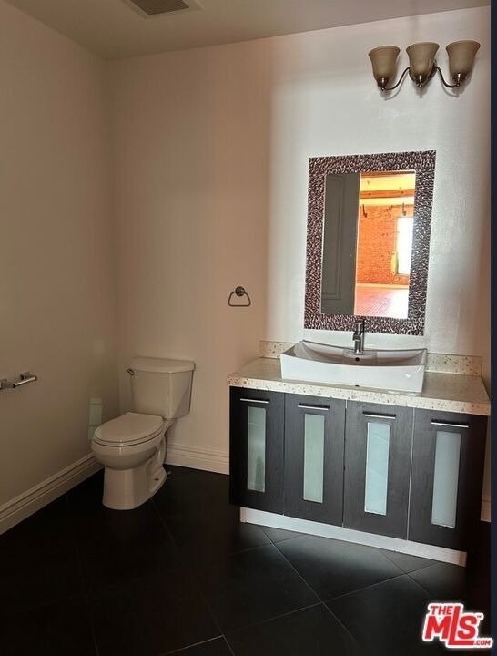 652 Mateo Street - Photo 6
