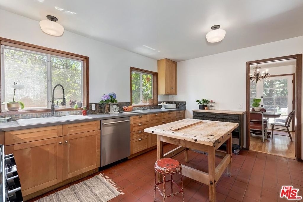 515 N Kenter Avenue - Photo 9