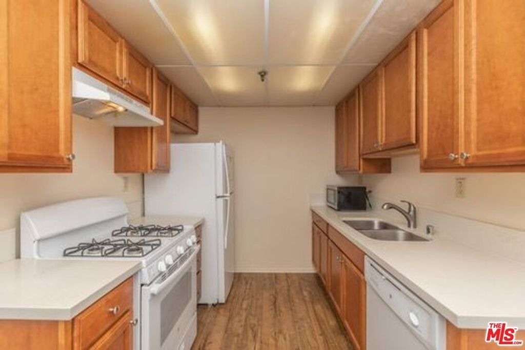 512 Veteran Avenue - Photo 2