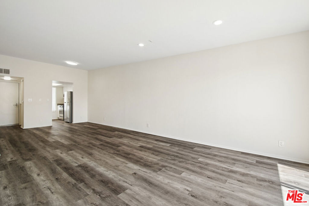 870 Crenshaw Boulevard - Photo 2