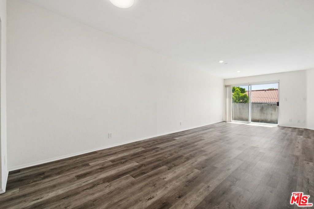 870 Crenshaw Boulevard - Photo 1
