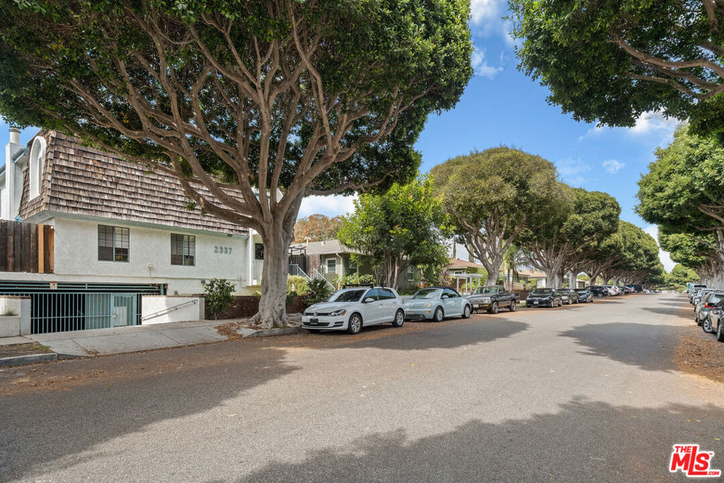 2337 Oak Street - Photo 2