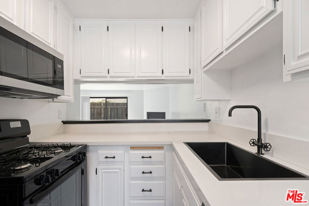 2337 Oak Street - Photo 6