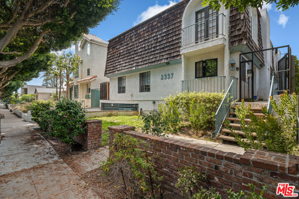 2337 Oak Street - Photo 0