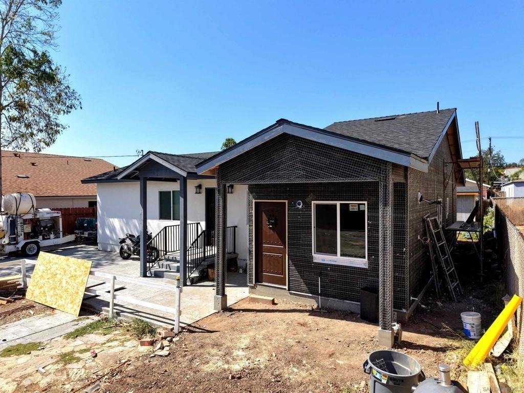 8836 Valencia St - Photo 0