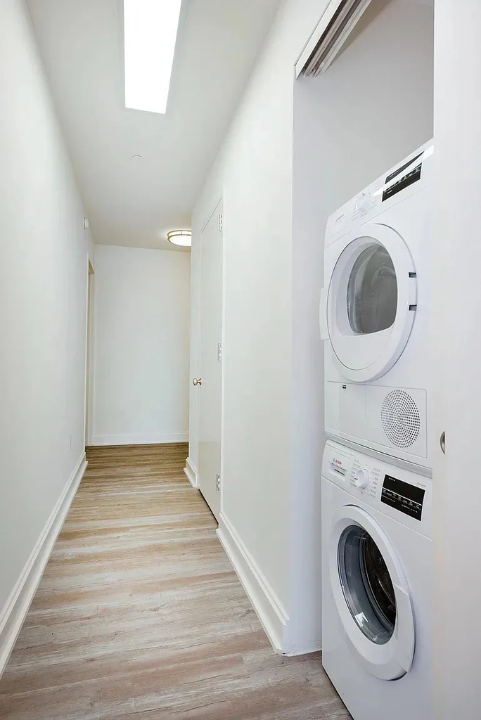 10 Hanover Square - Photo 1