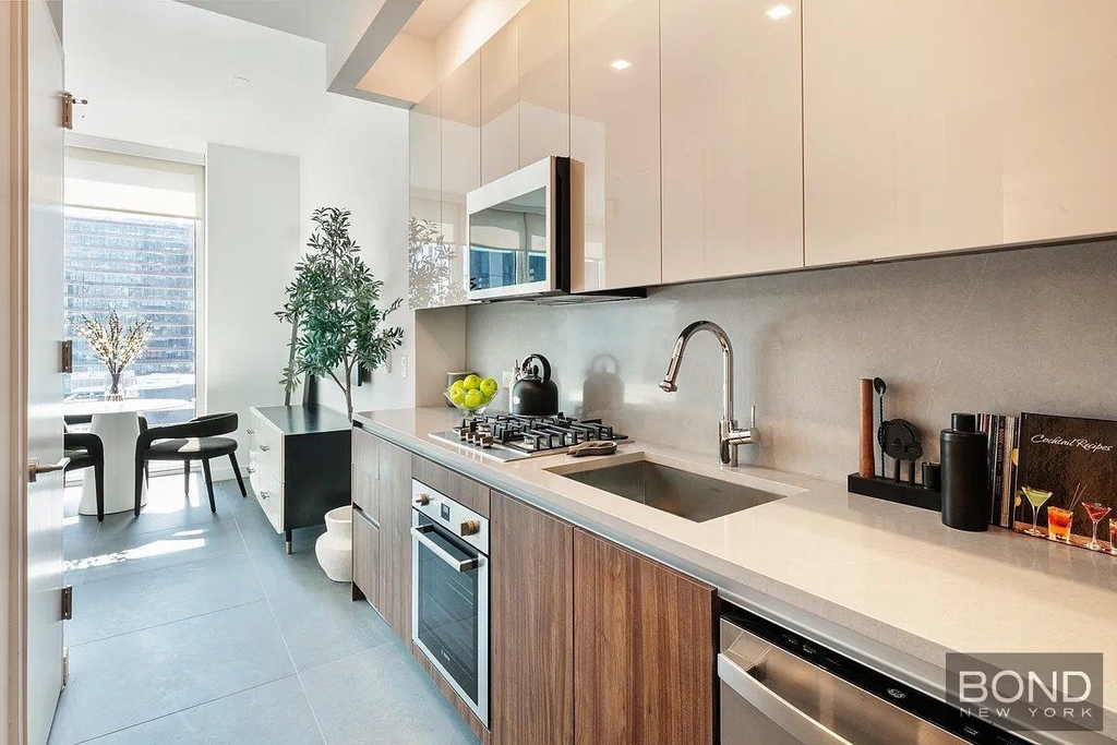 West 30th Street - Photo 3