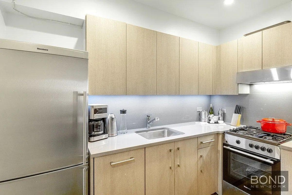 West 15th Street - Photo 3