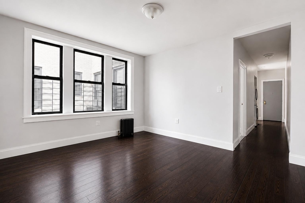 87 Post Avenue - Photo 2