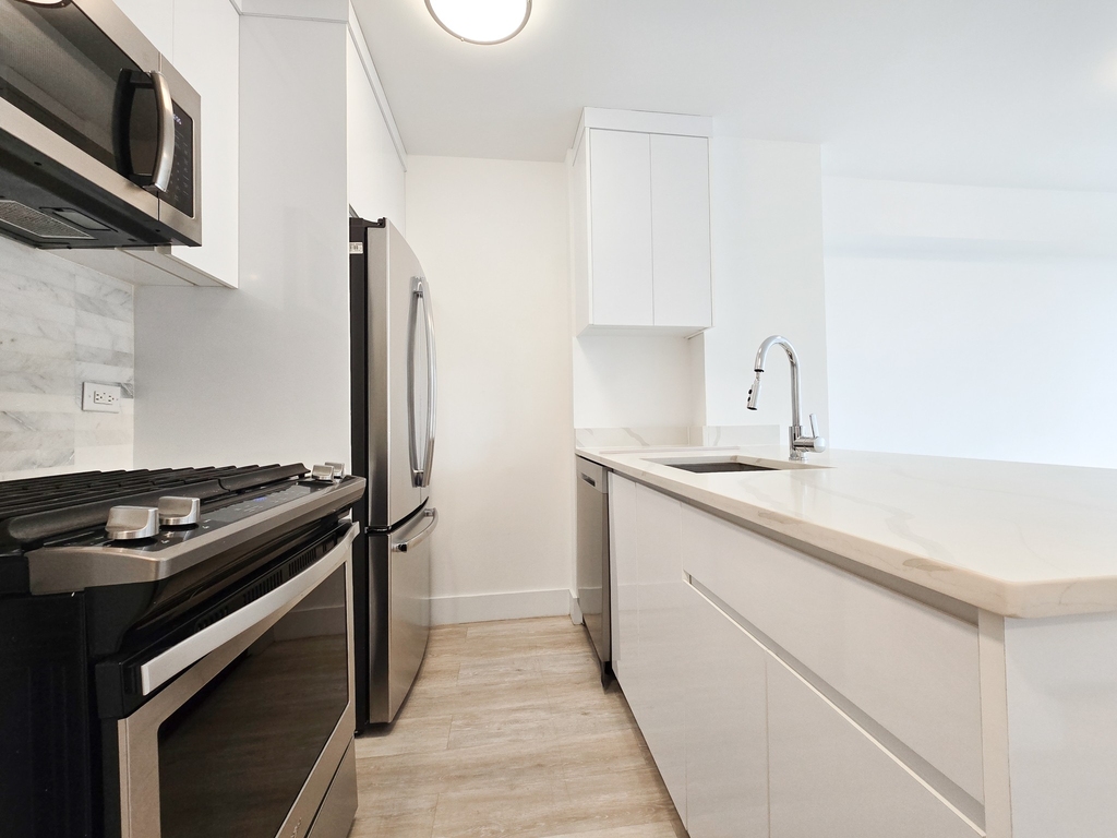 1735 York Avenue - Photo 2