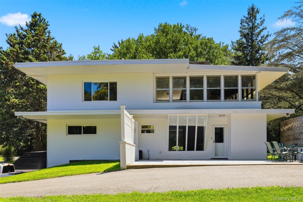 58 Carolyn Road E - Photo 0