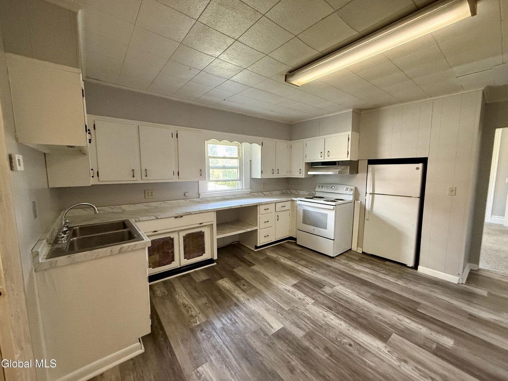 741 Hudson Avenue - Photo 8