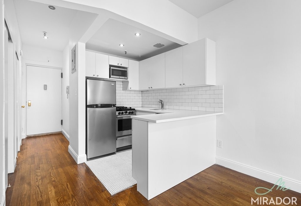 1435 York Avenue - Photo 5