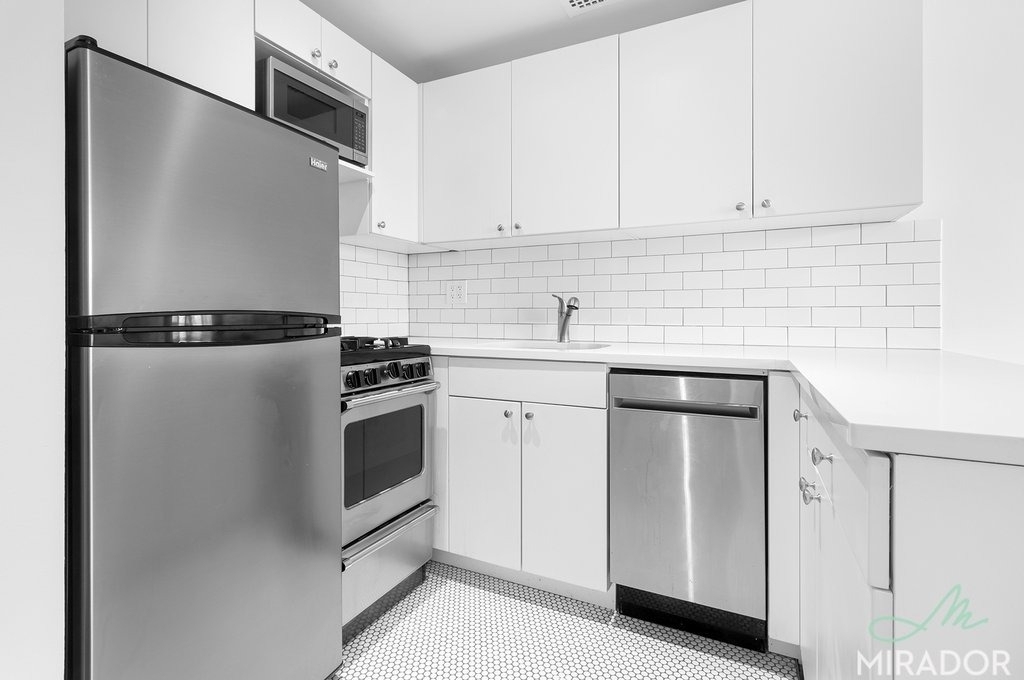 1435 York Avenue - Photo 6