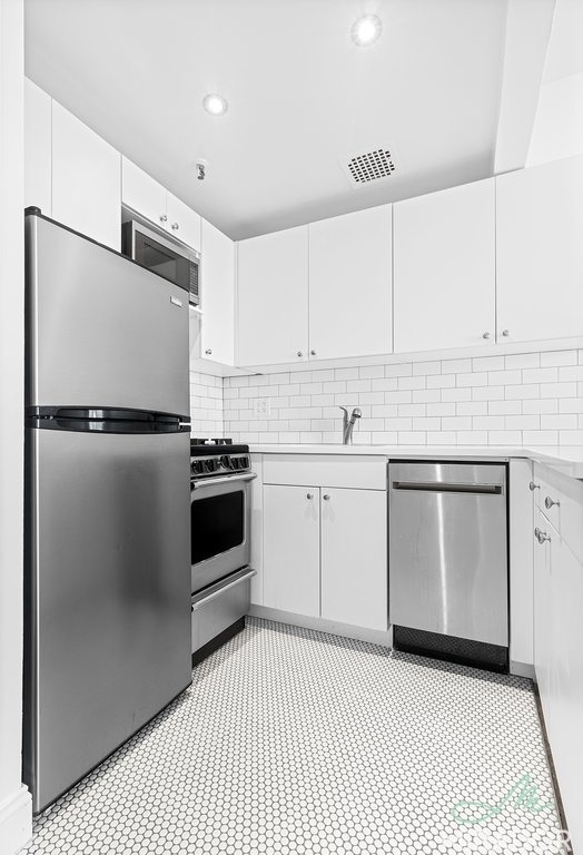 1435 York Avenue - Photo 7