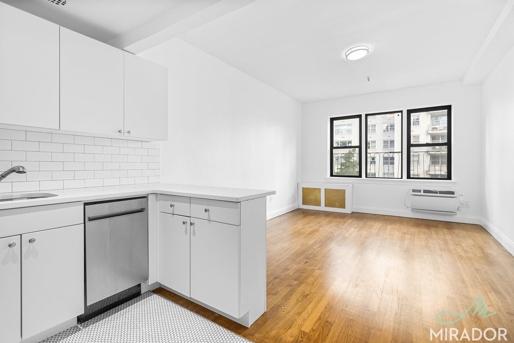1435 York Avenue - Photo 0