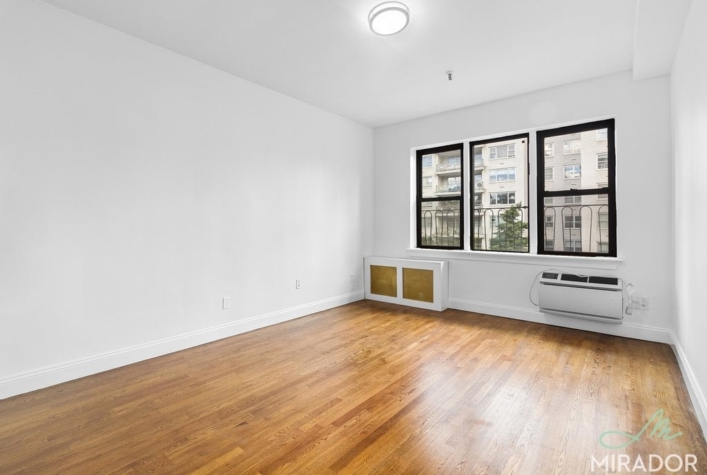 1435 York Avenue - Photo 1