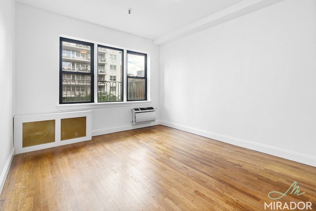 1435 York Avenue - Photo 2