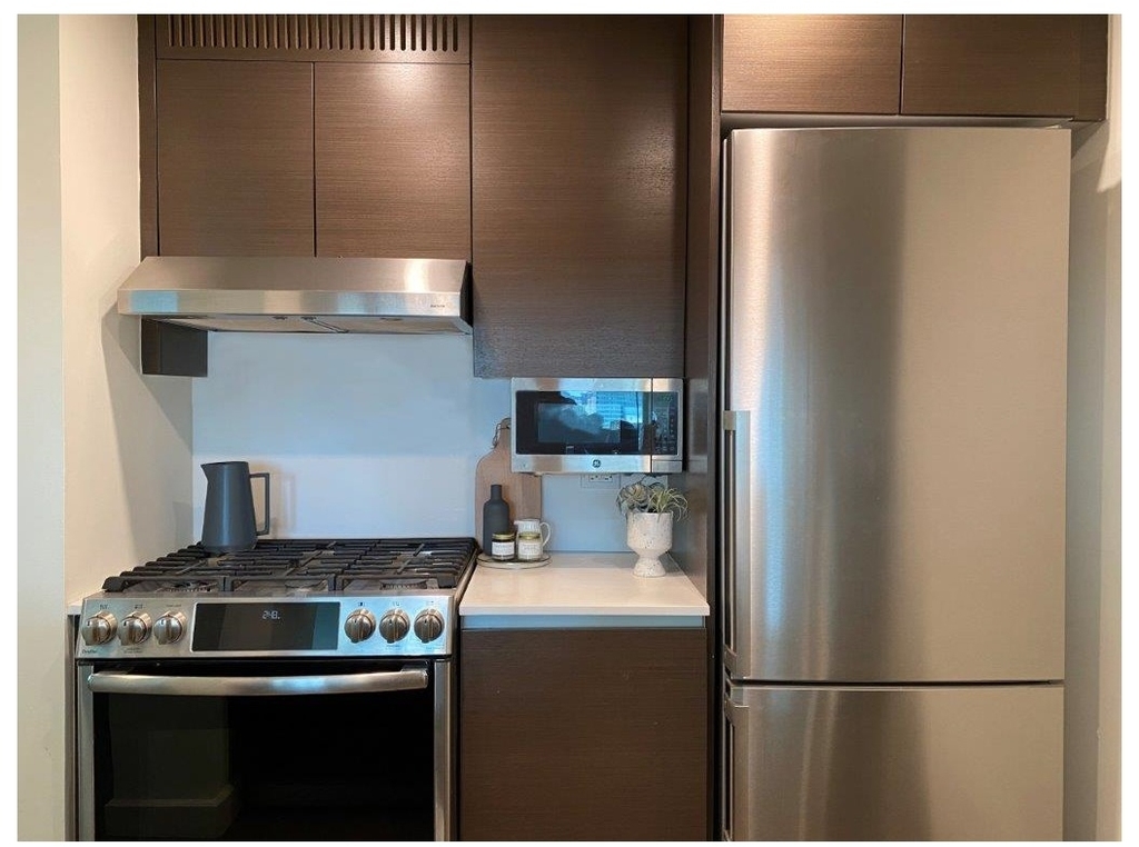 315 W 33rd Street - Photo 2