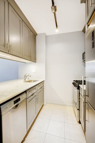 233 E 86th Street - Photo 3