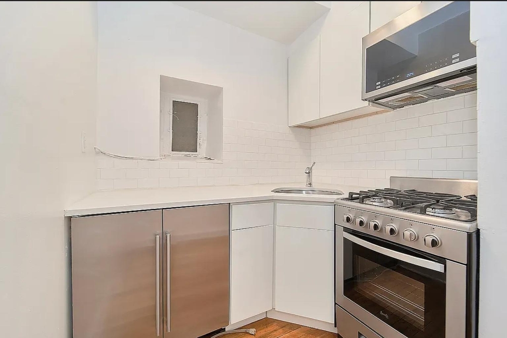 353 W 44th Street - Photo 3