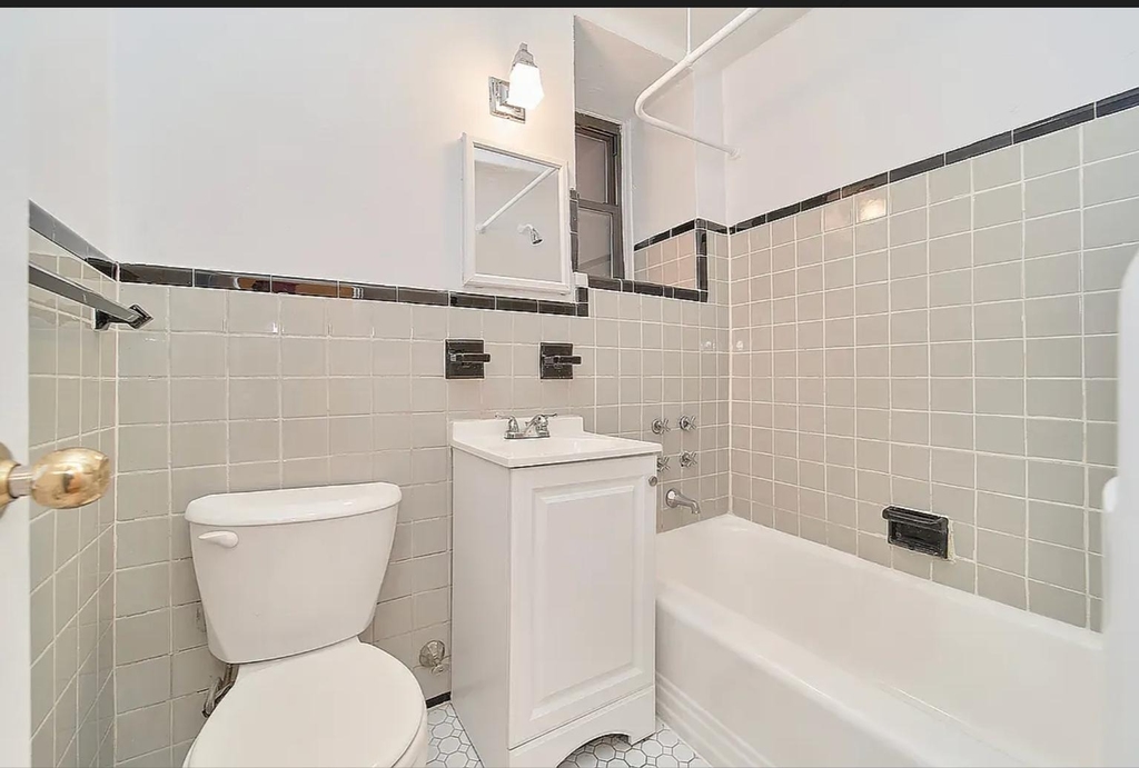 353 W 44th Street - Photo 4