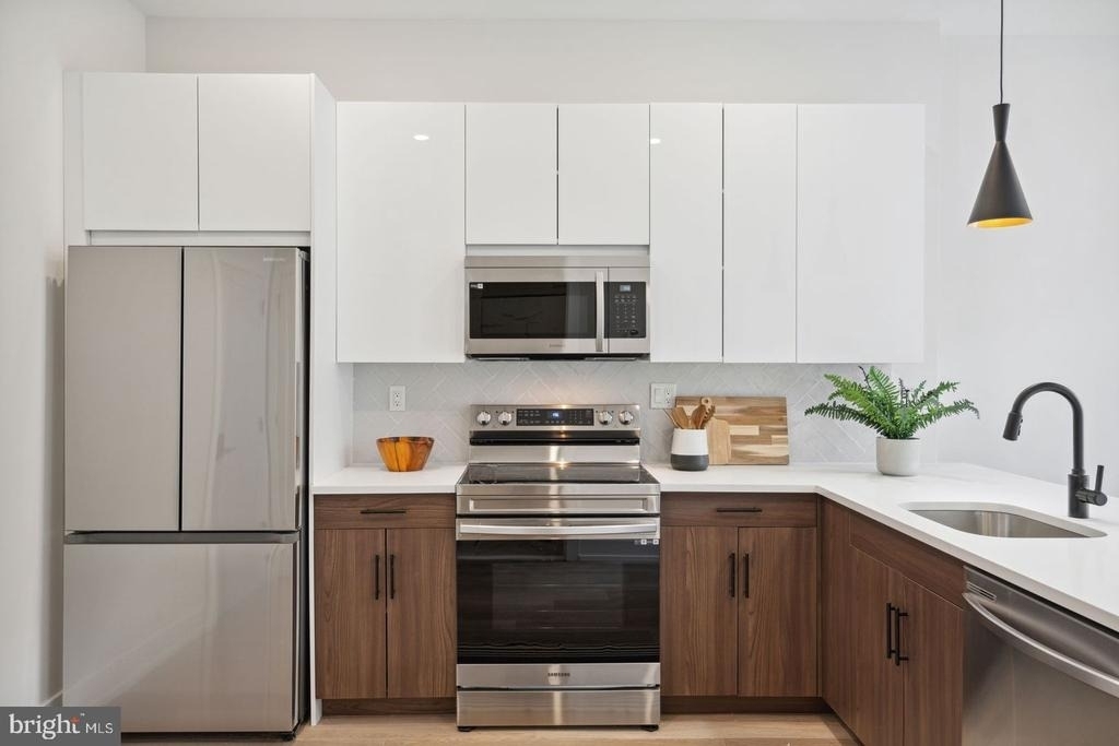 720 W Thompson Street - Photo 2