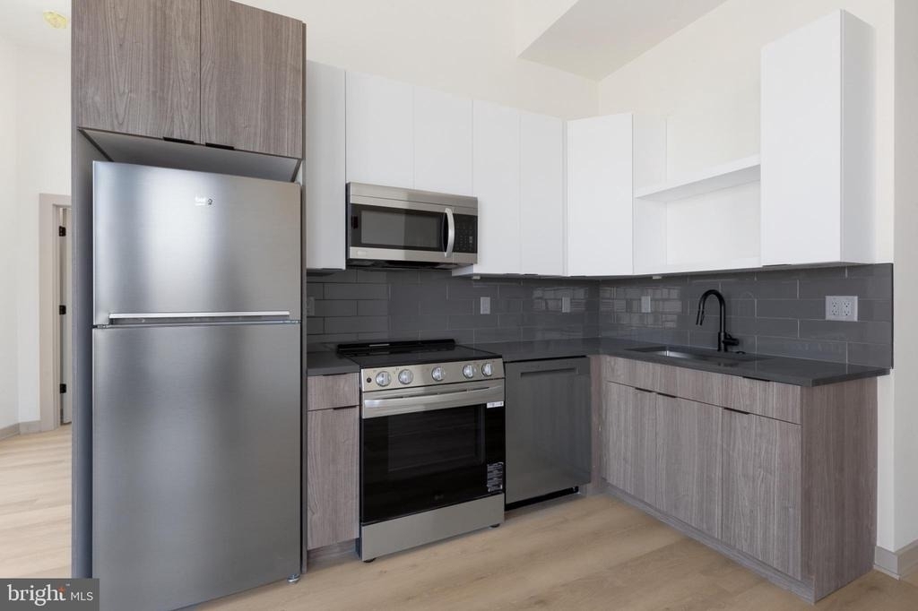 689 N Broad Street - Photo 4